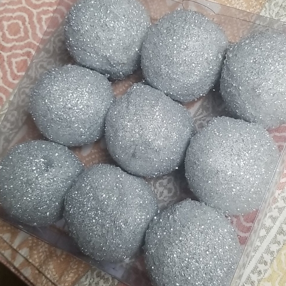 Silver glitter table top decor spheres - Picture 4 of 4
